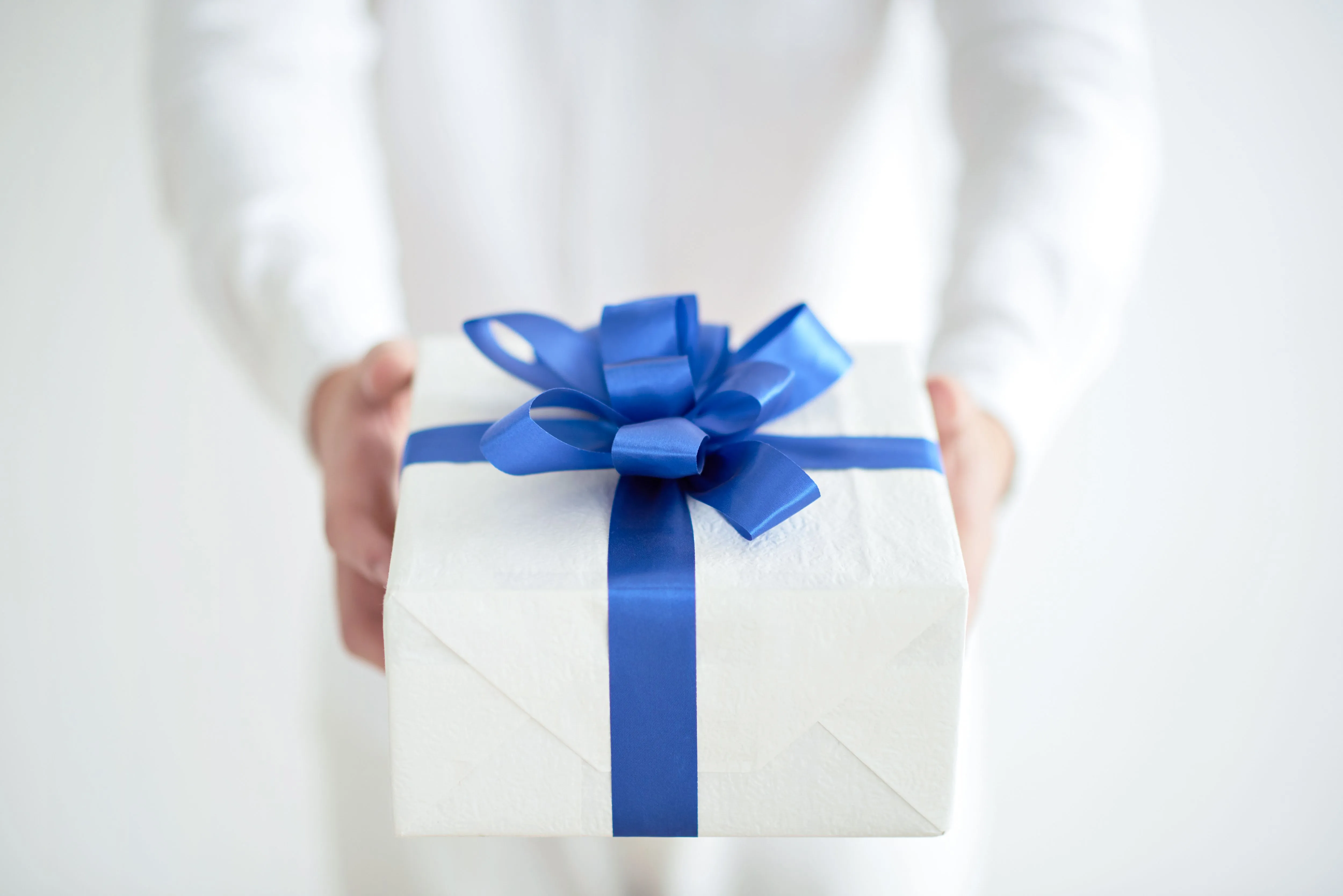 Gift with a blue bow in hands Desktop wallpaper 1152x864