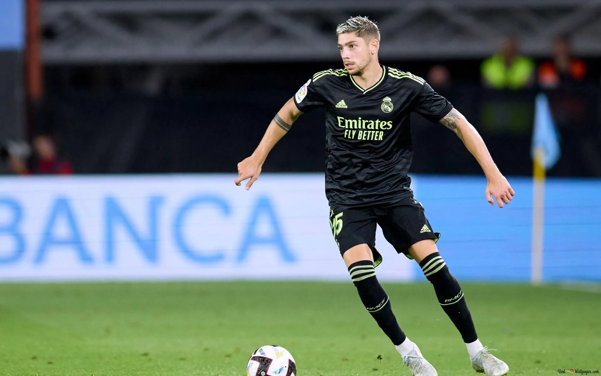 Federico Valverde dribbles on the court 2K wallpaper download