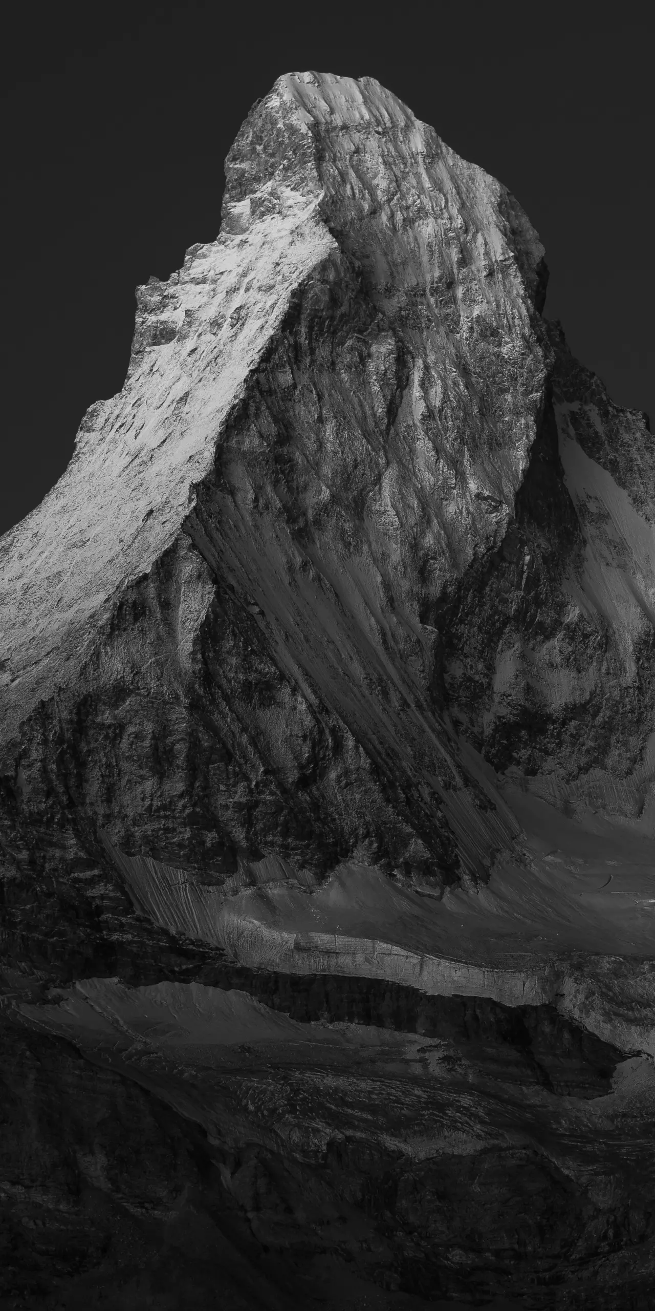 Vertical photo of the Matterhorn: unique light on the king of Zermatt