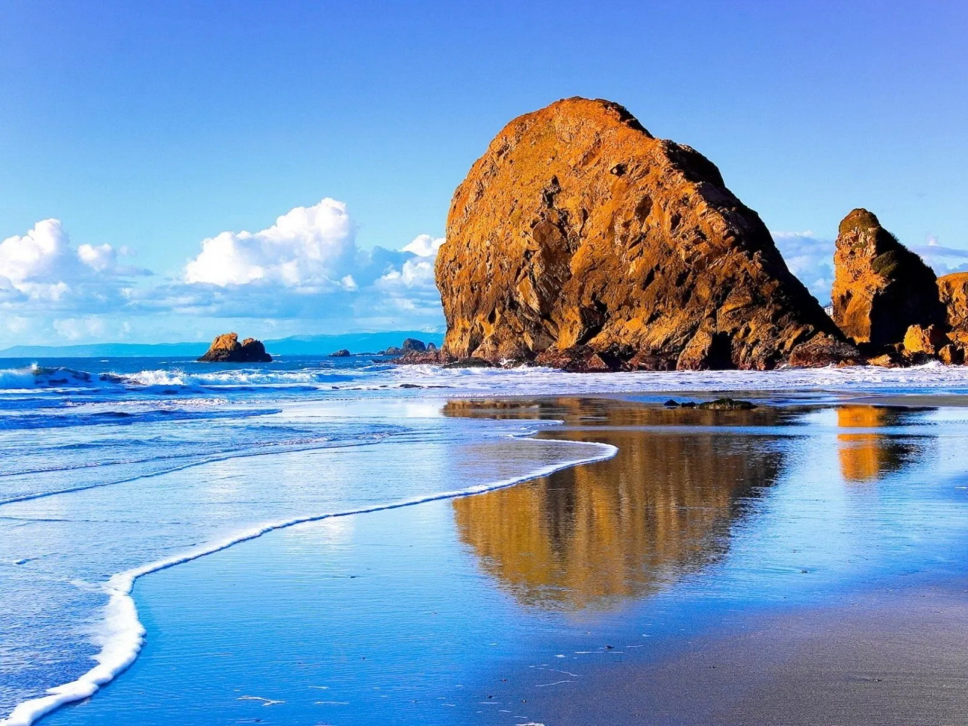 Stunning HD Beachscape: Nature's Coastal Majesty