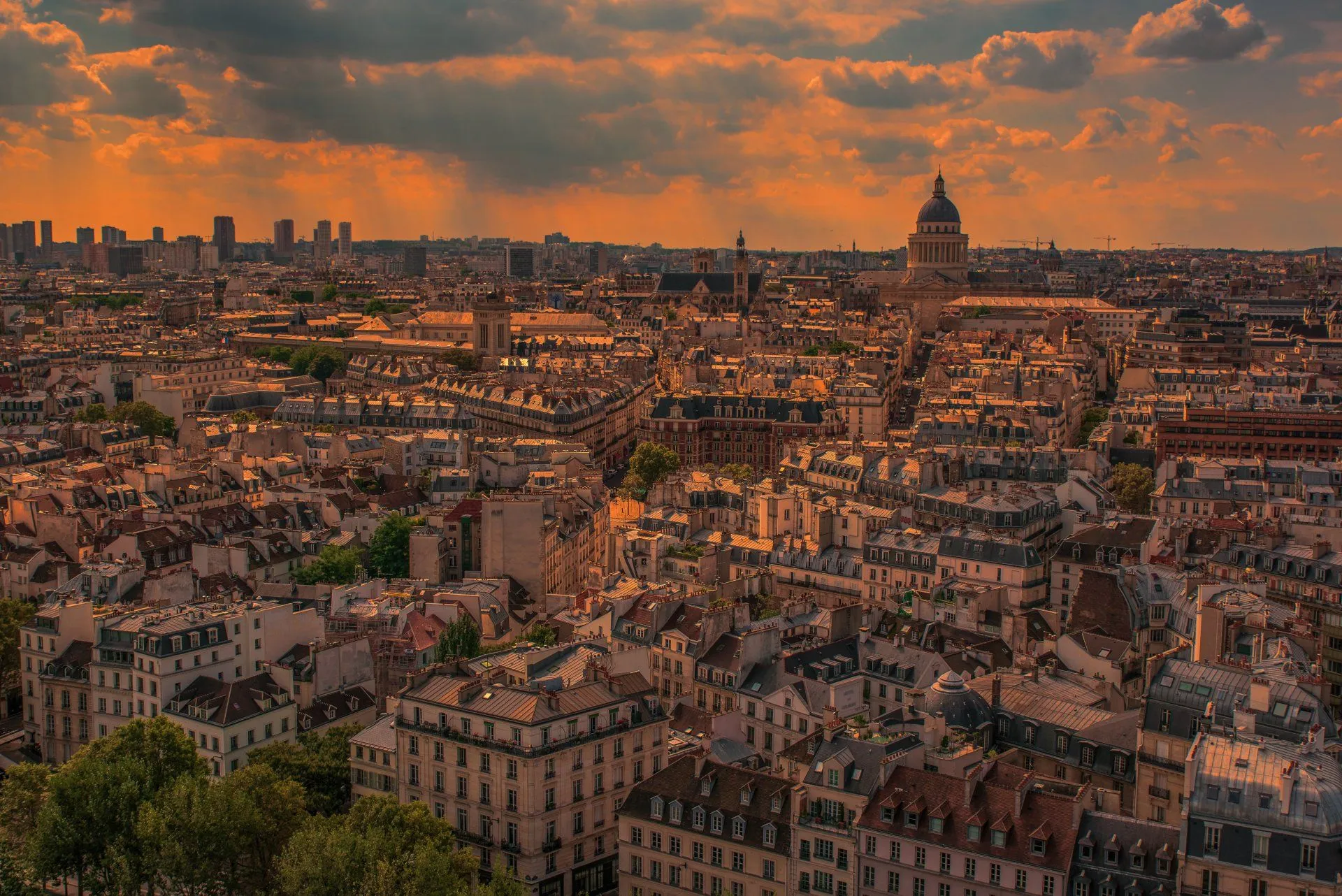 Paris Dusk: 4K Cloud Lit Cityscapex3252