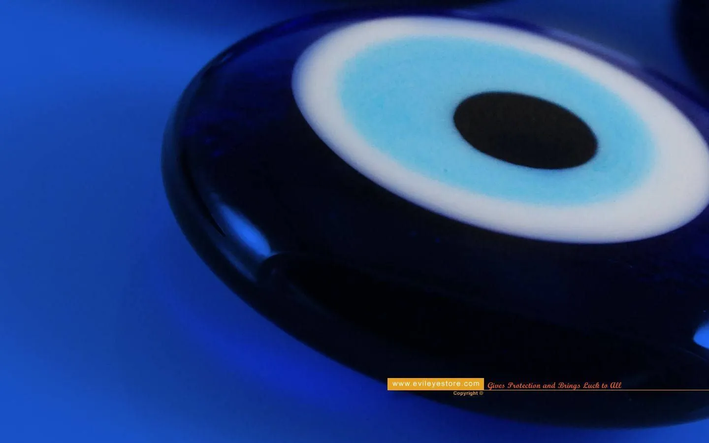 Download Evil Eye Close Up Wallpaper