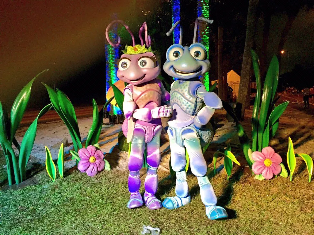 Flik and Princess Atta on the #WDW10K race course this morning outside of #Epcot.#runDisney #WDWMarathon #wdw