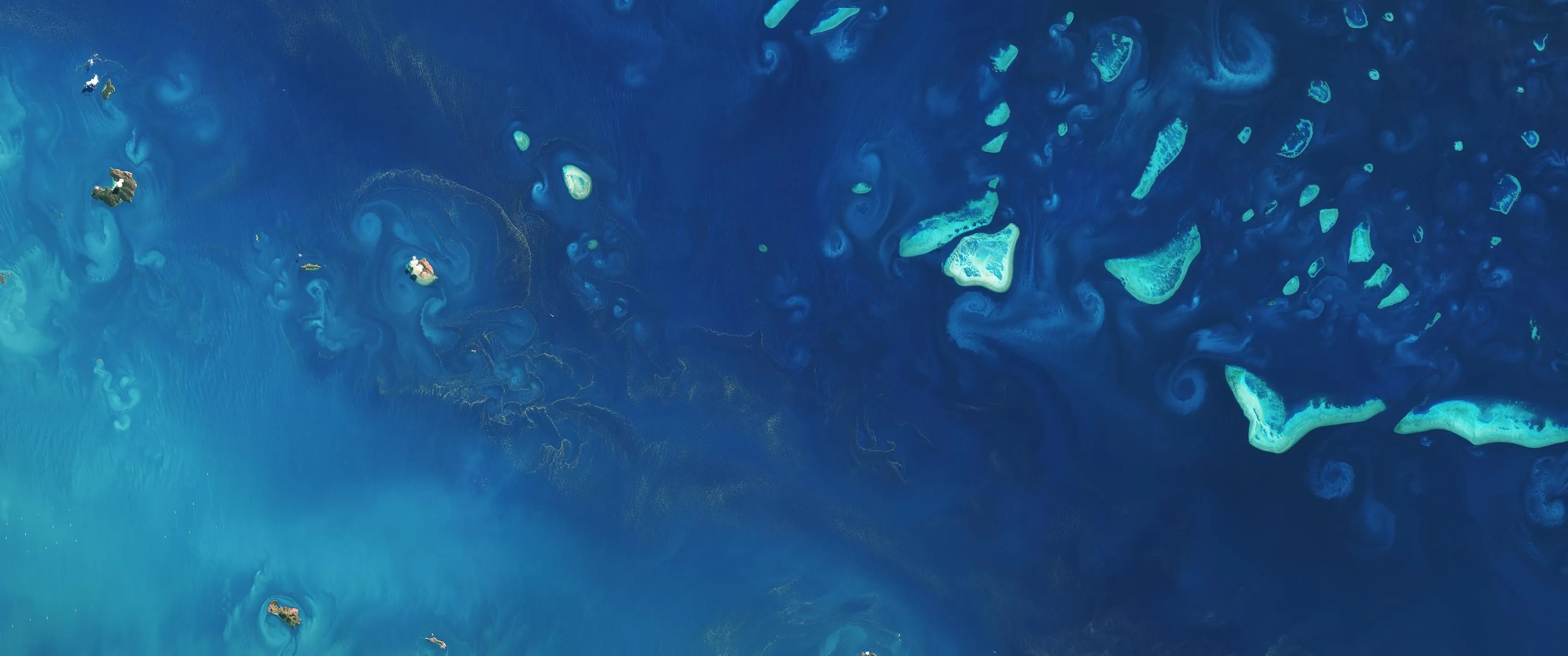 Aerial View Of Coral Reefs And Islands In The Ocean HD Wallpaper