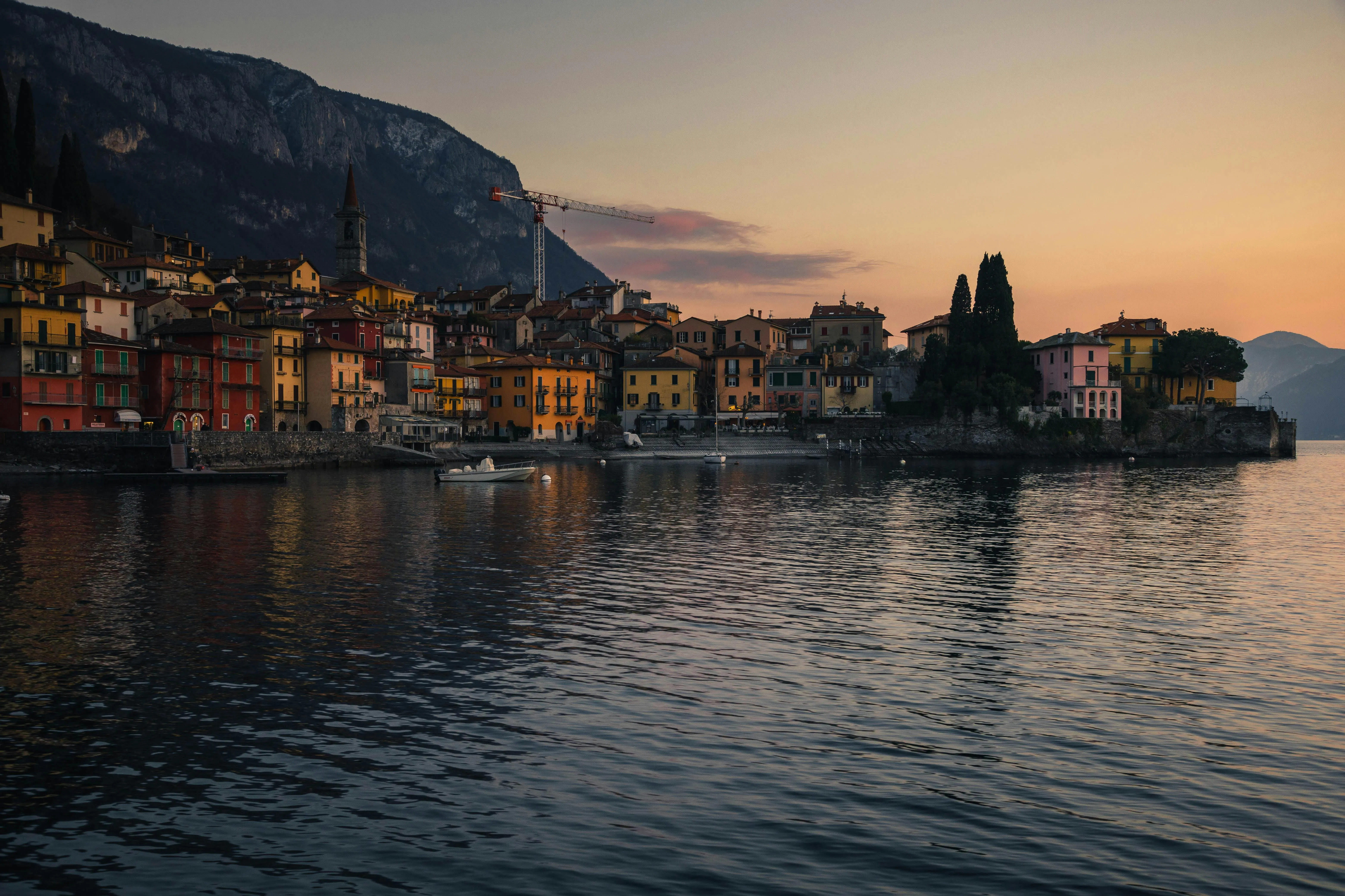 Scenic Sunset View of Lake Como in Italy · Free