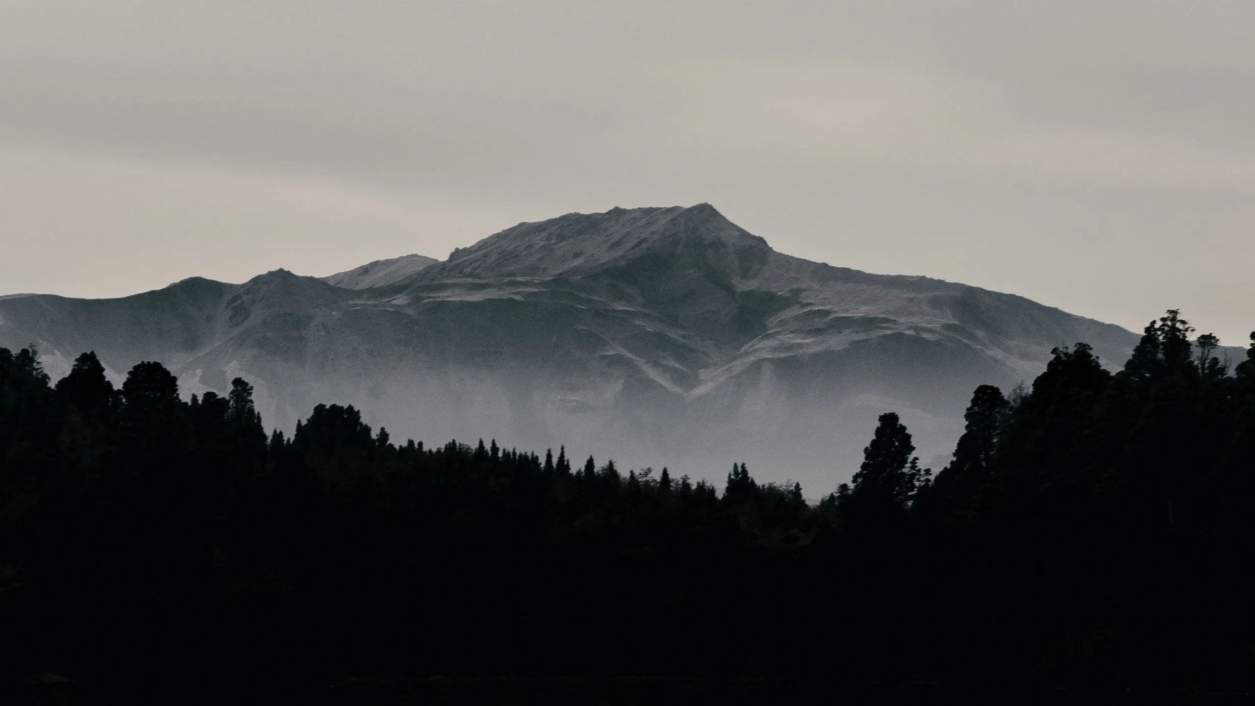 Download wallpaper 2560x1440 mountain, forest, dark, lake, reflection, landscape widescreen 16:9 HD background