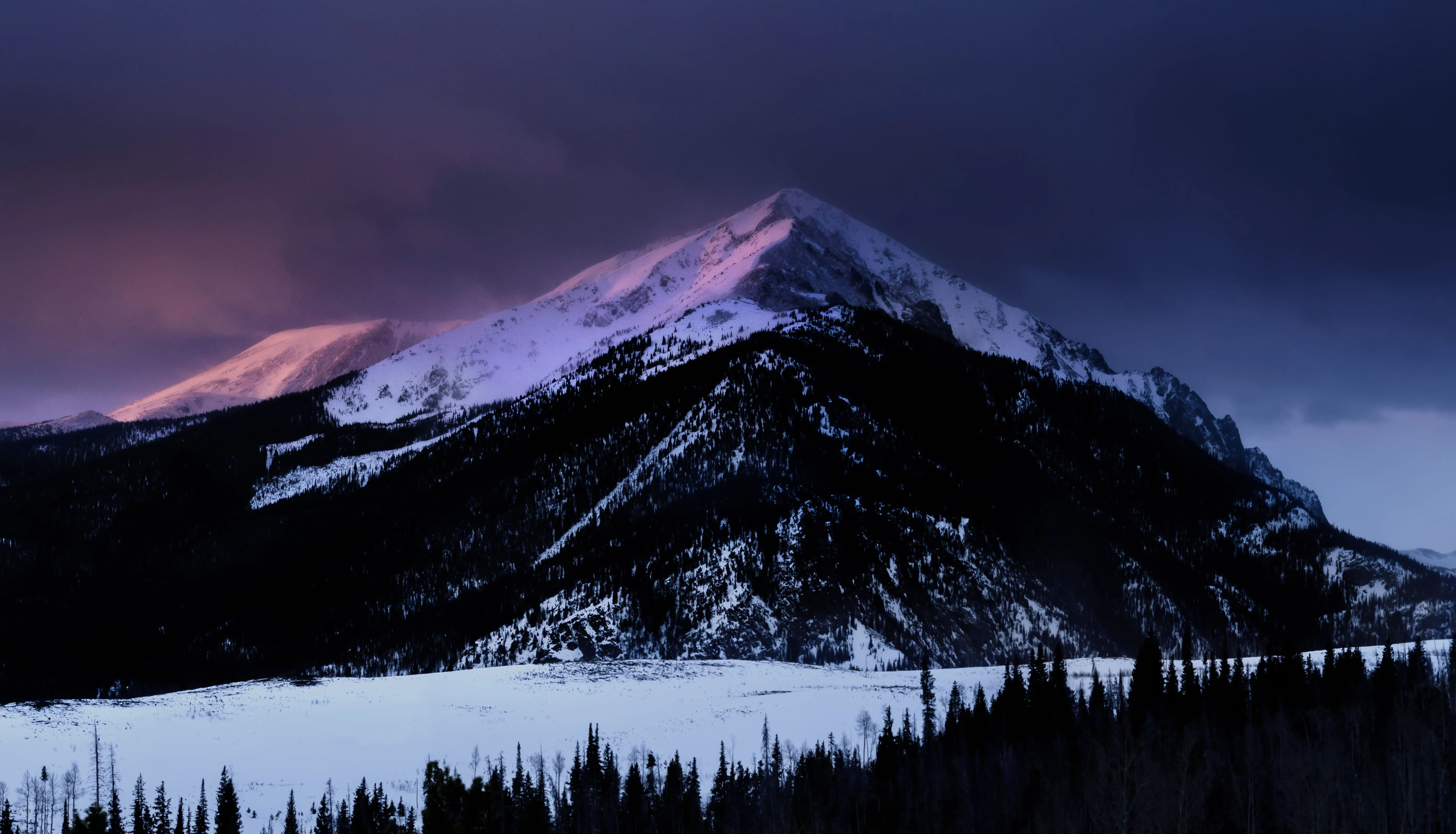 Black and white snow mountain HD wallpaper