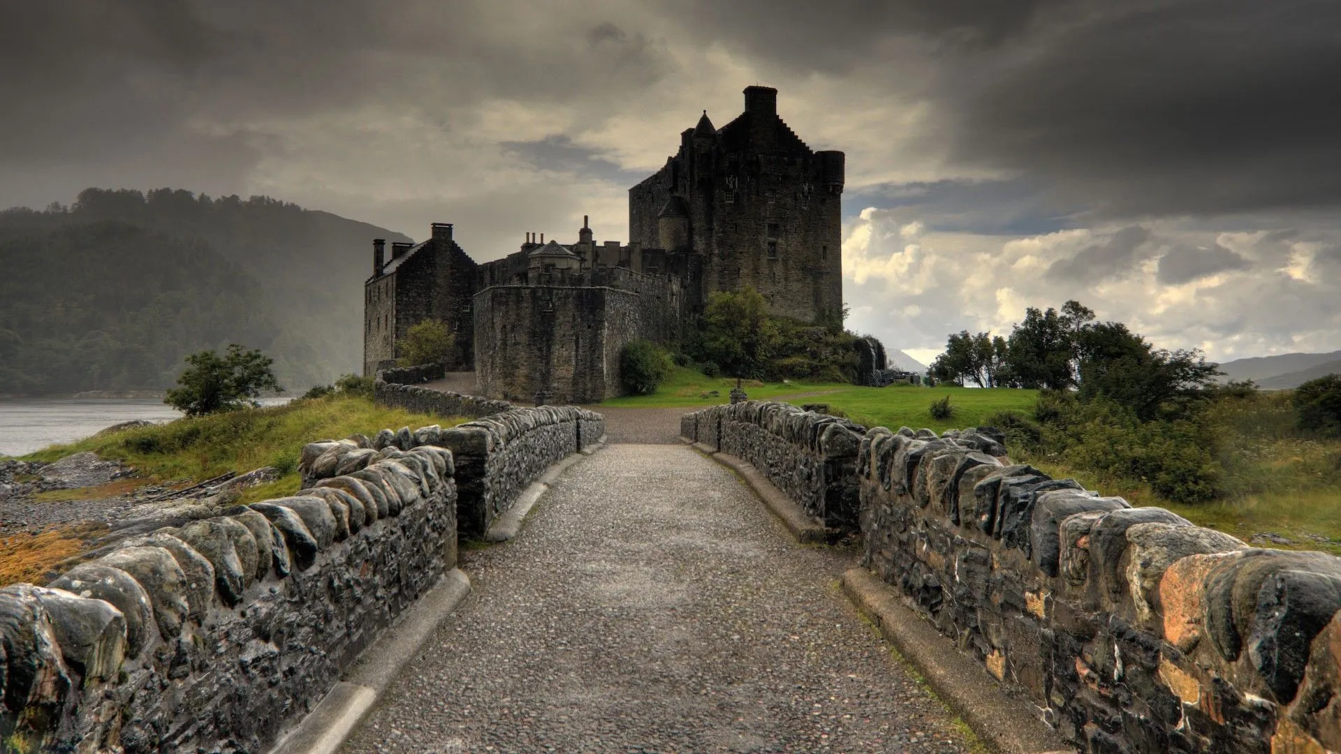 Stone road to the castle in Scotland Desktop wallpaper 1400x1050