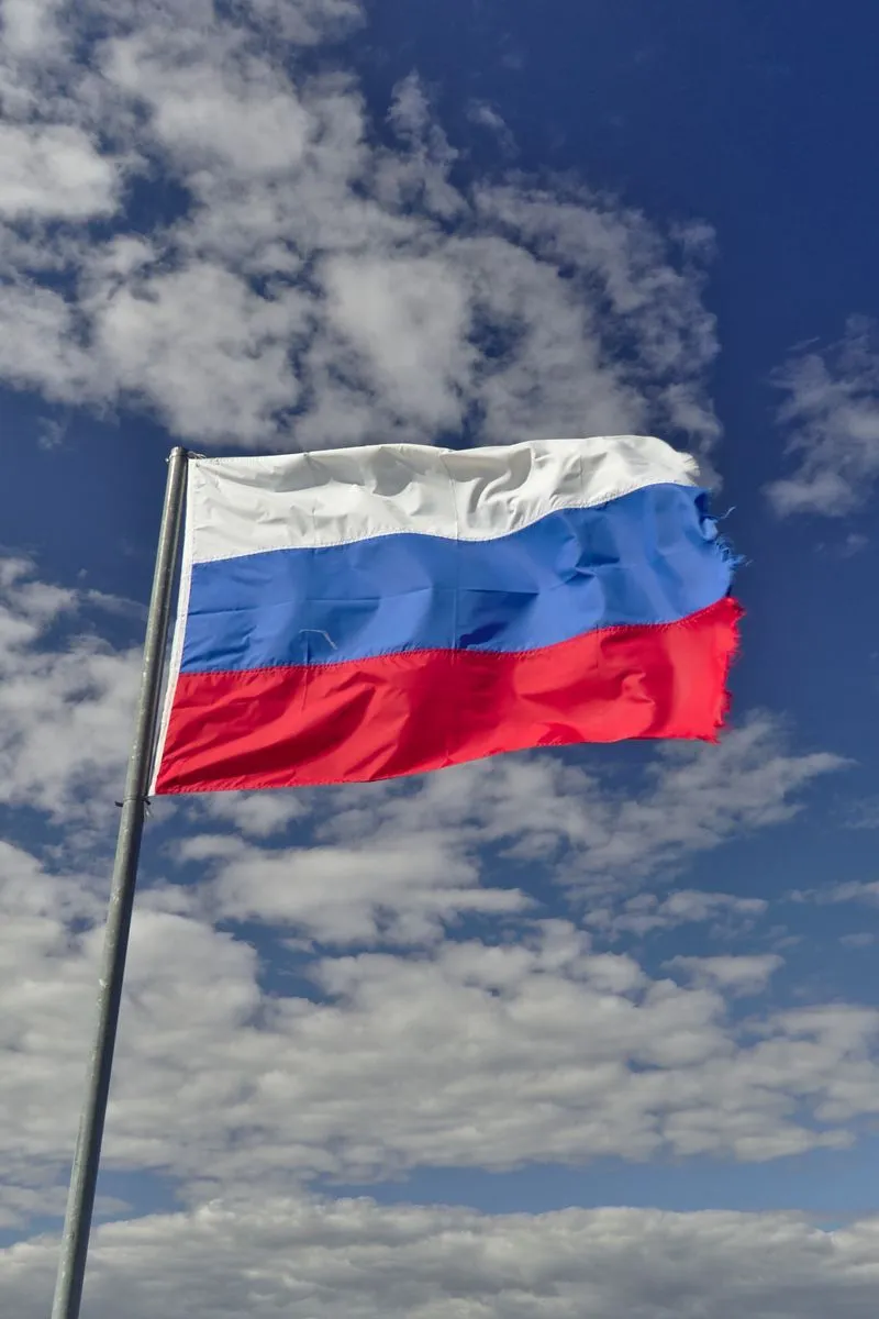 Download Wallpaper 800x1200 Flag, Tricolor, Russia, Sky, Clouds Iphone 4s 4 For Parallax HD Background
