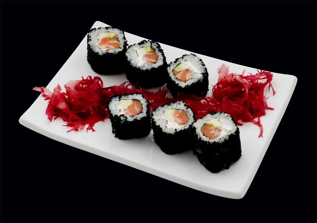 4K Ultra HD Sushi Delight: Fresh Rolls on Displayx3498