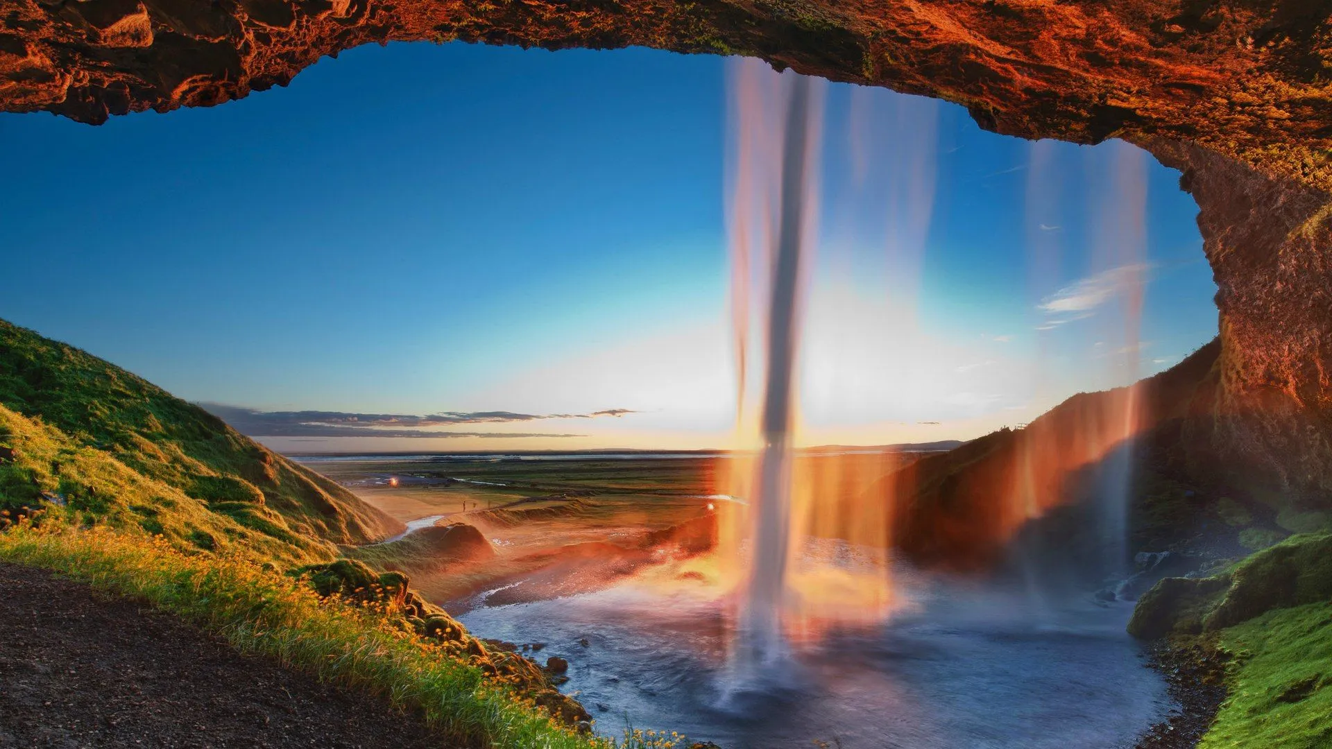 Beautiful waterfall in Iceland Desktop wallpaper 1024x768