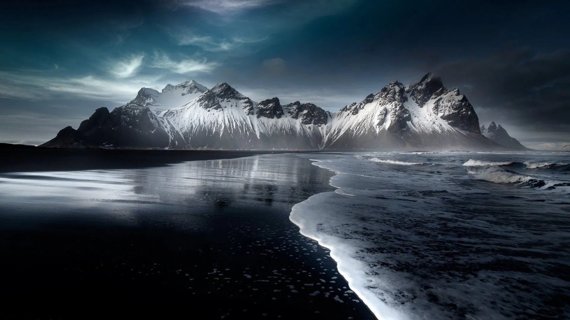Vestrahorn Majesty: Stunning Icelandic Beach & Mountain 4K Ultra HD Wallpaperx2160