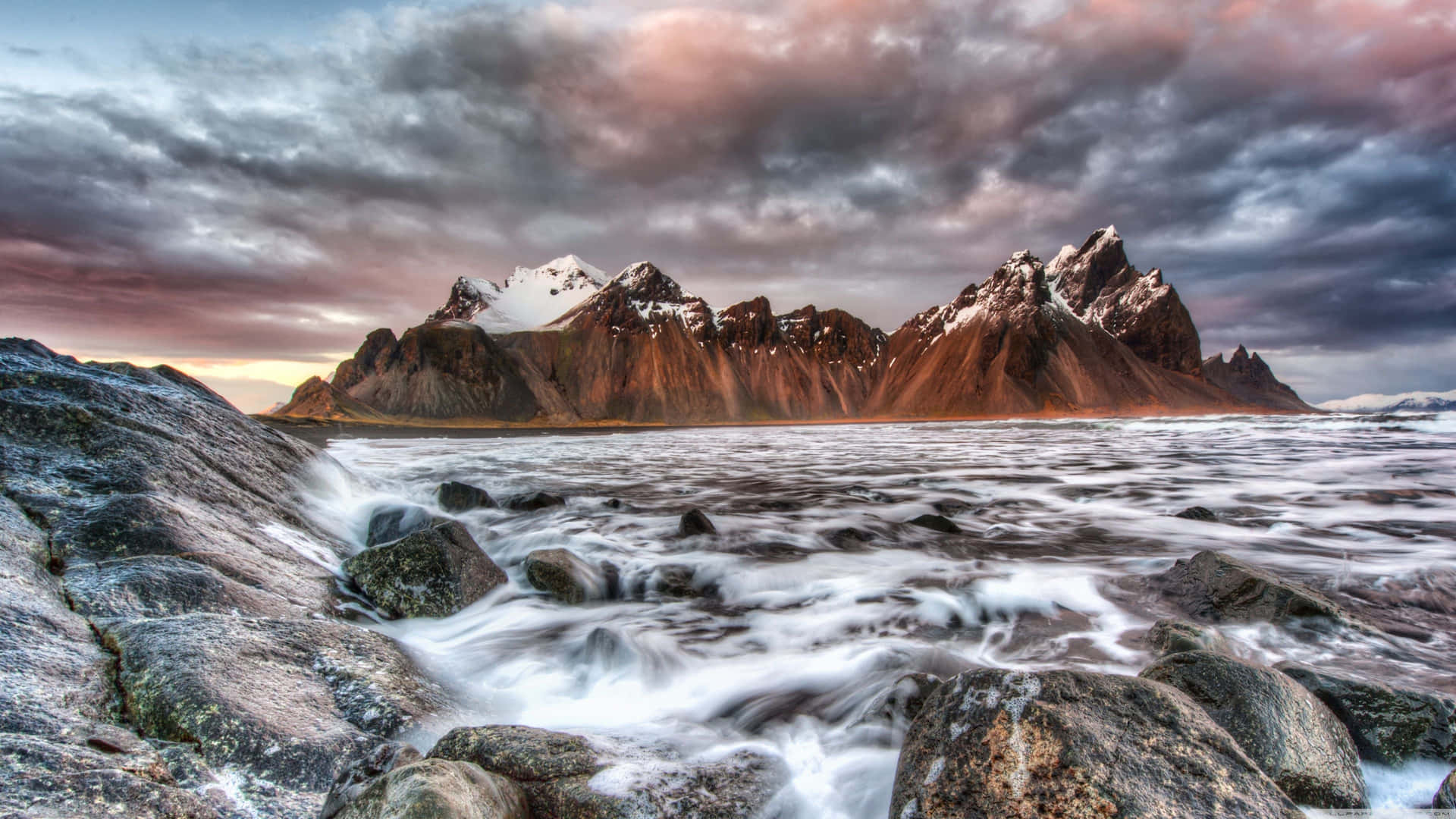 Download Mountain Range In Iceland Desktop Wallpaper
