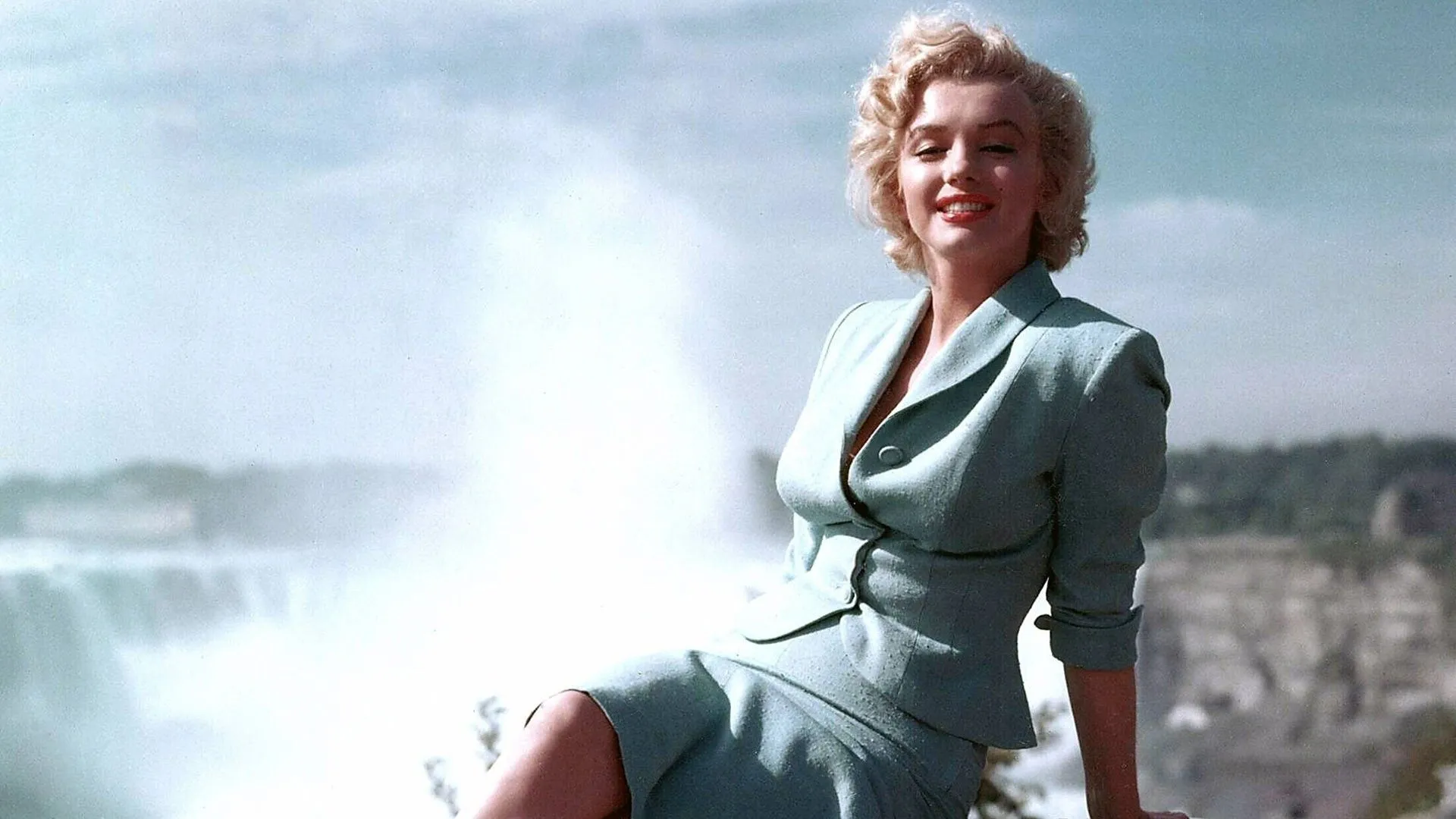 Marilyn Monroe in a blue suit Desktop wallpaper 640x960