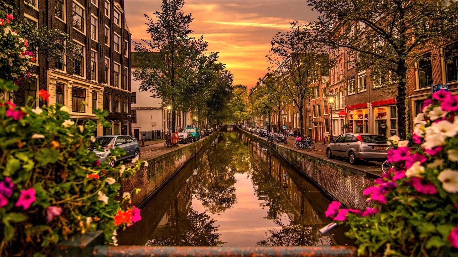 Sunset Serenity: Amsterdam's Iconic Canal & Historic Houses in HDx1080