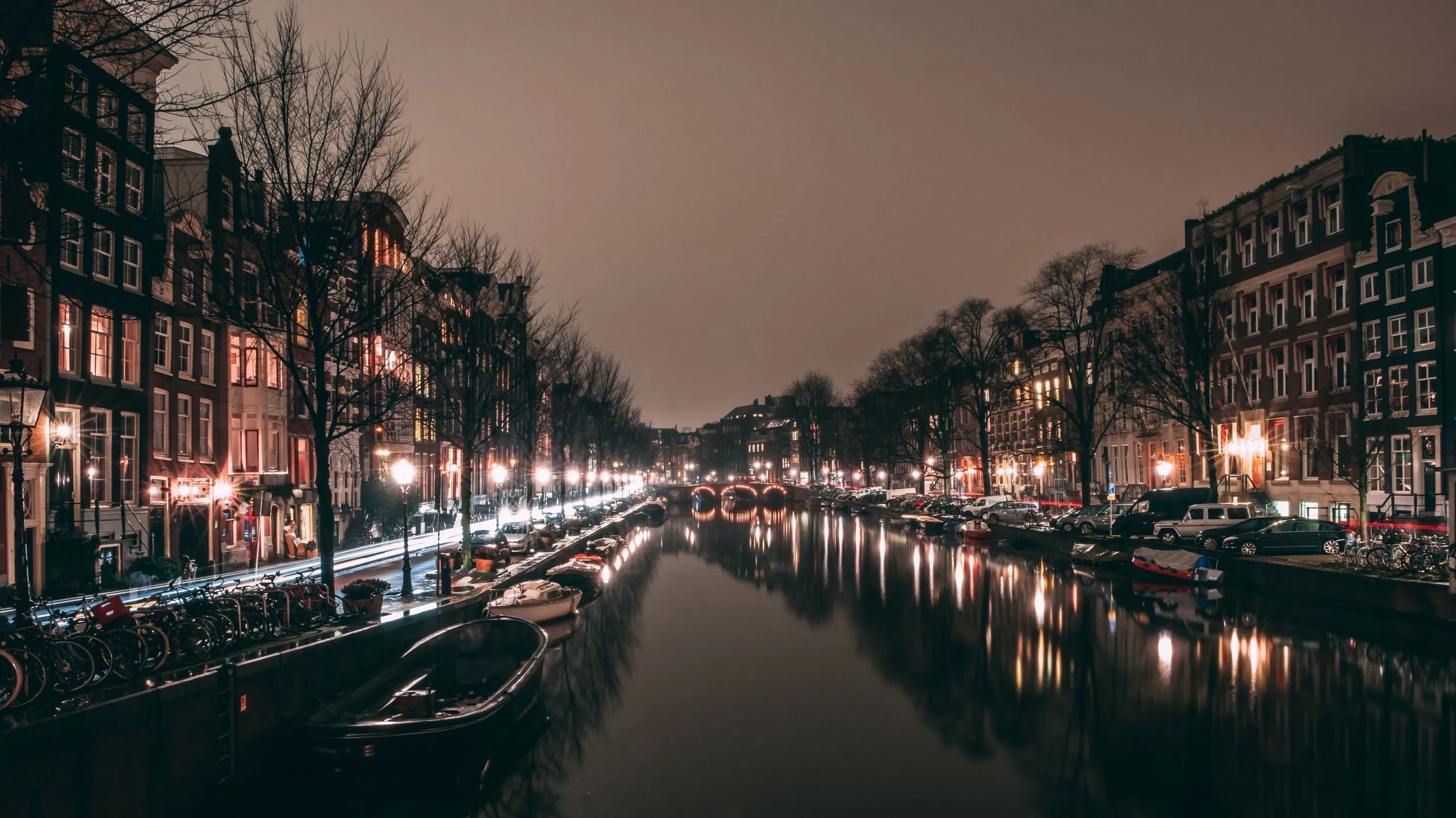 Download wallpaper 2560x1440 night city, canal, city lights, amsterdam, netherlands widescreen 16:9 HD background