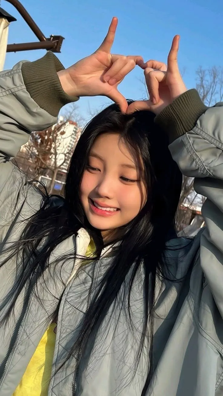 wonhee [ illit ] lockscreen ♡
