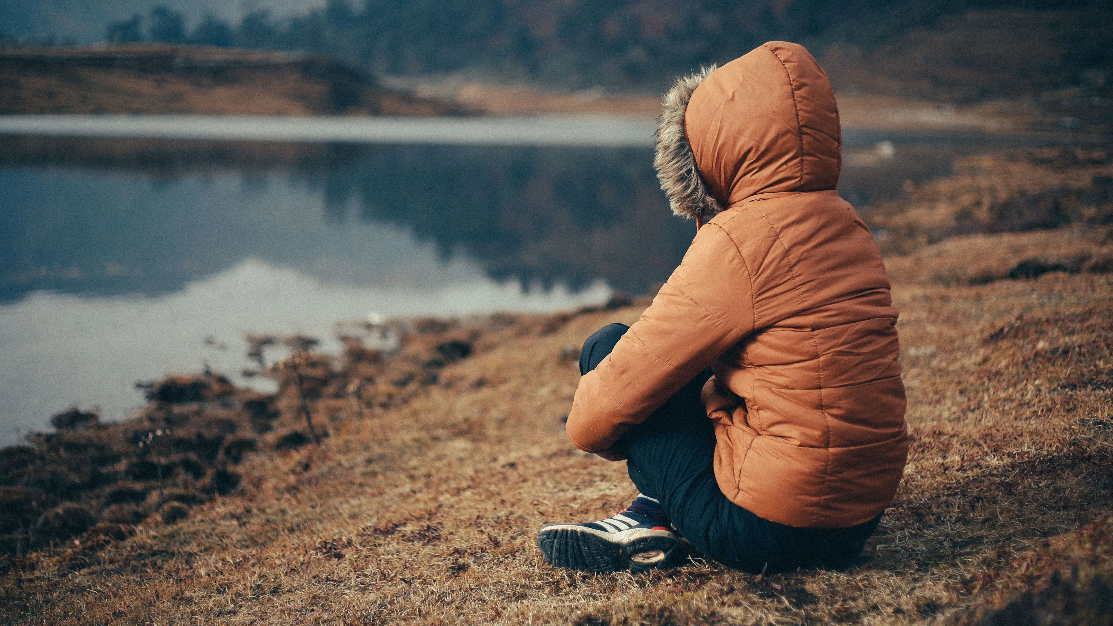 Download wallpaper 3840x2160 person, hood, loneliness, sad, nature, lake 4k uhd 16:9 HD background