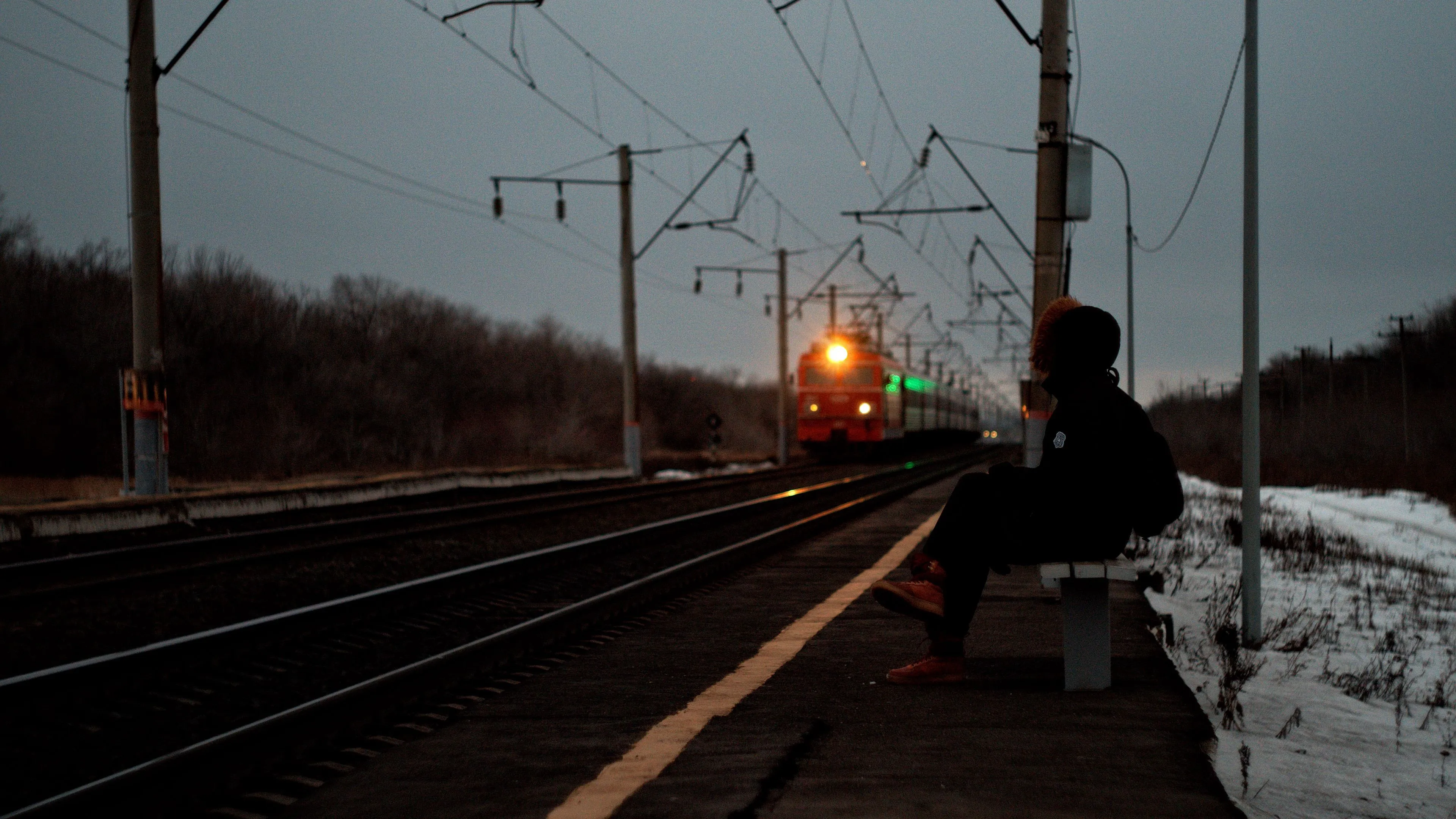 Download wallpaper 3840x2160 silhouette, alone, sad, train, station 4k uhd 16:9 HD background