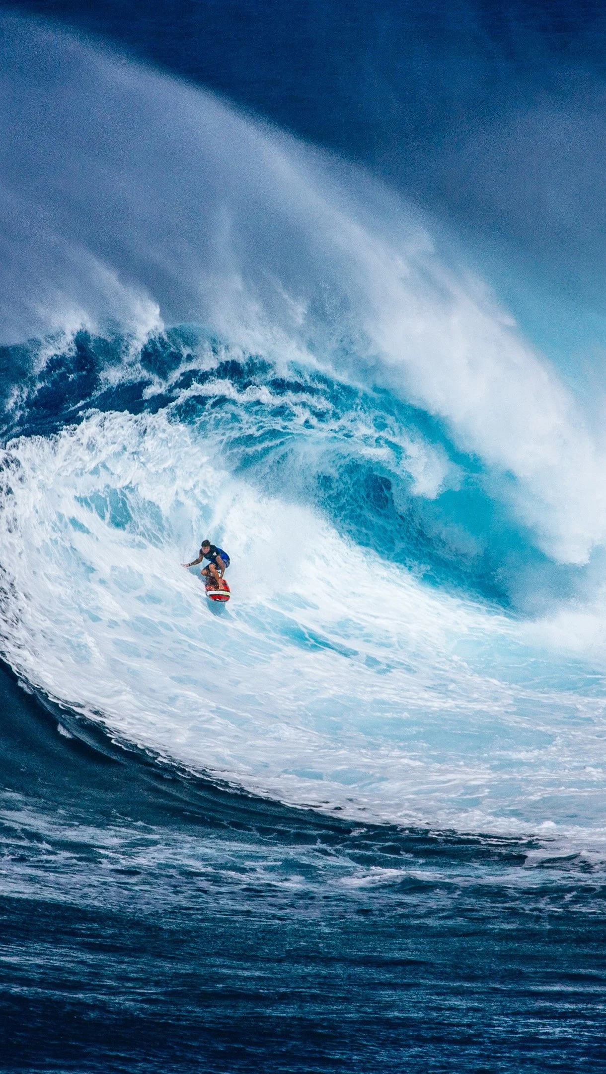 Man surfing in grand wave Wallpaper 4K for iPhone and Mobile Phone