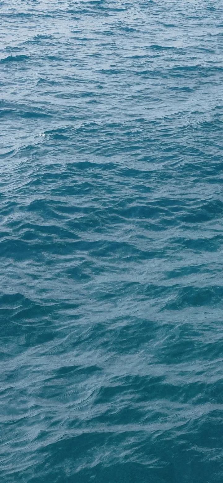 Small waves of ocean water 4K iphone Wallpaper