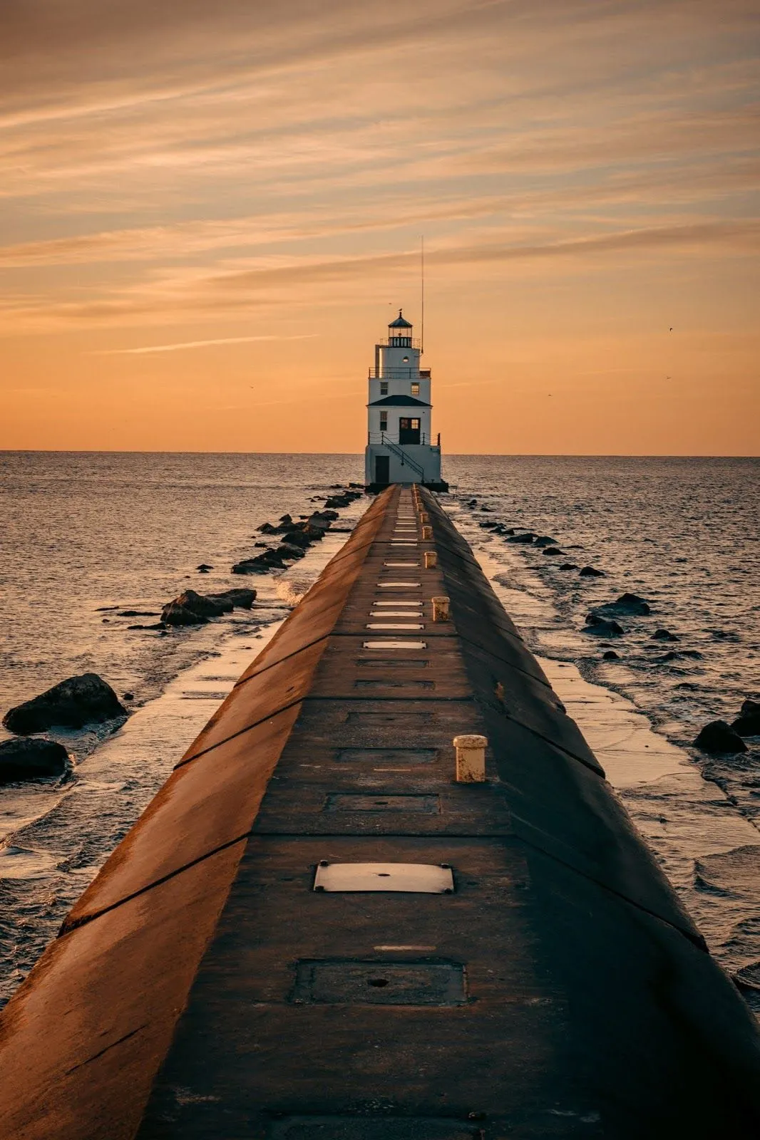 Lighthouse at Manitowoc, United States. Mobile Wallpaper Mobile Walls