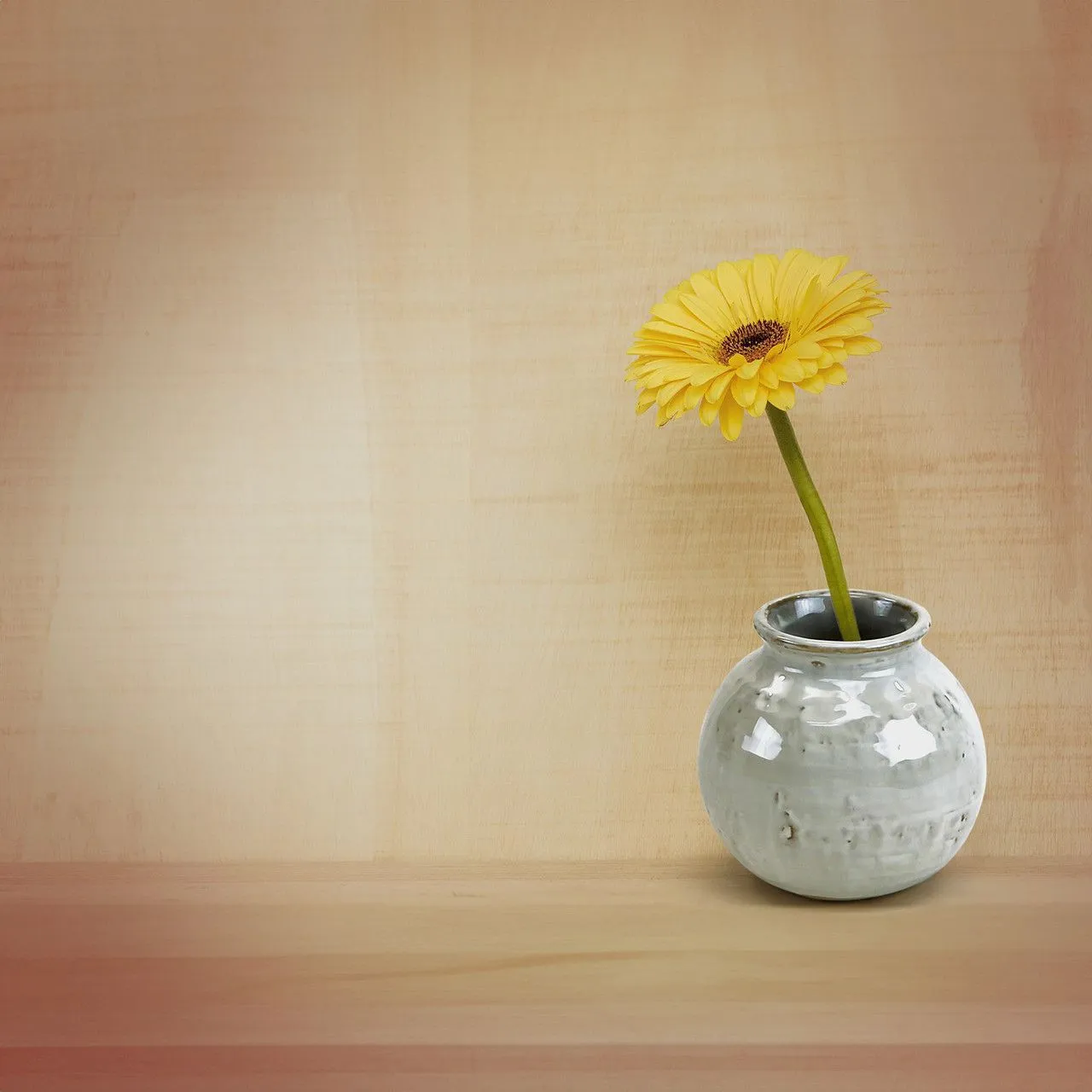 CRB3205WT Round Urn Bud Vase.5 W x 4.3 H