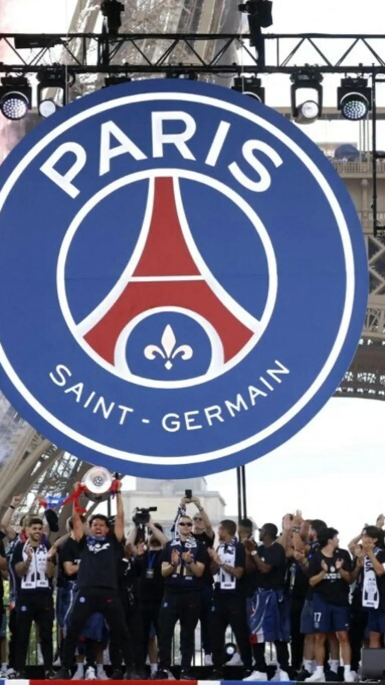 Football heroes: PSG victory toasted by thousands of fans in Paris