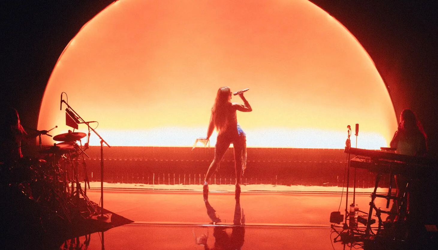 Review: Zara Larsson Brings Endless Summer Energy To Chicago On Midnight Sun Tour Sun Times