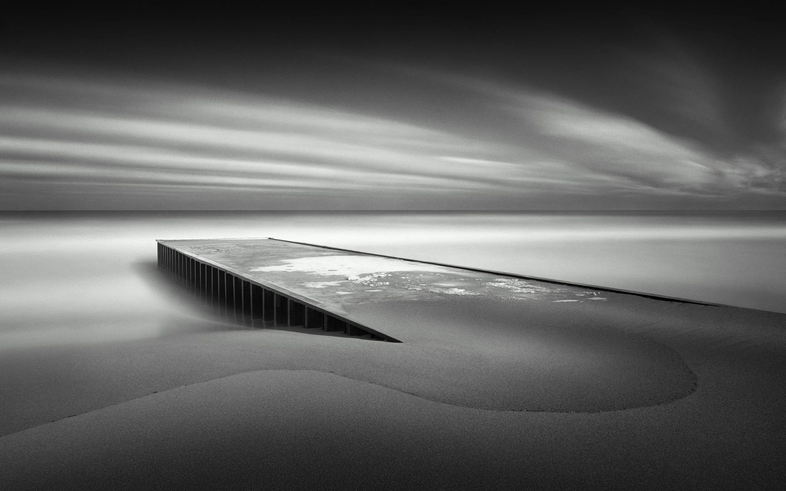 Silent Shoreline: Black & White Barren Beach HD Wallpaperx1600