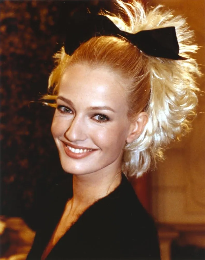 Karen Mulder smiling in Black Fur Coat Portrait Photo Print (24 x 30), Amazon.co.uk: Home & Kitchen