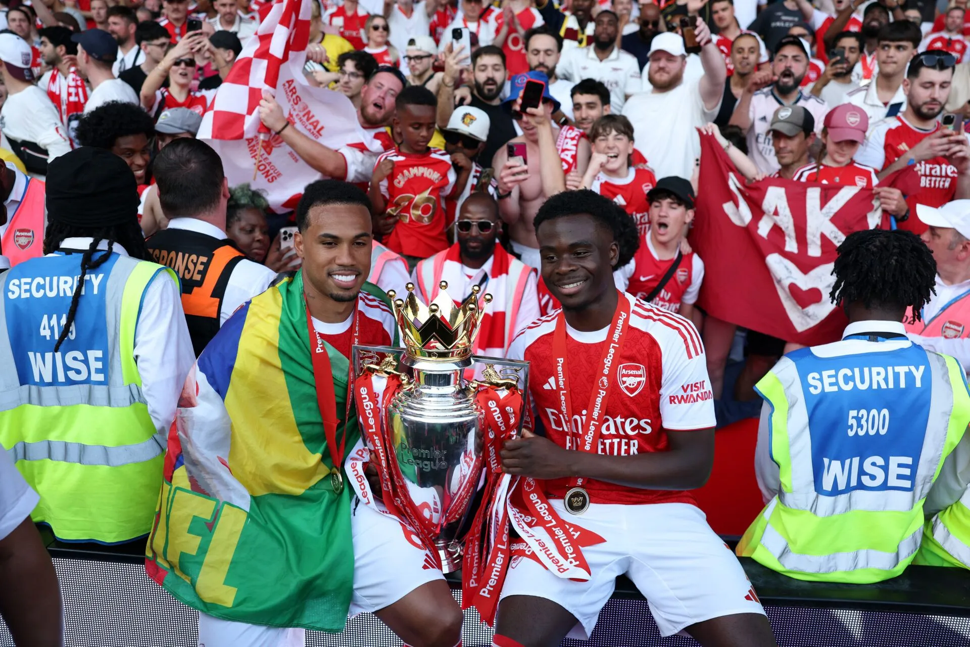 Best photo as Arsenal lift Premier League trophy
