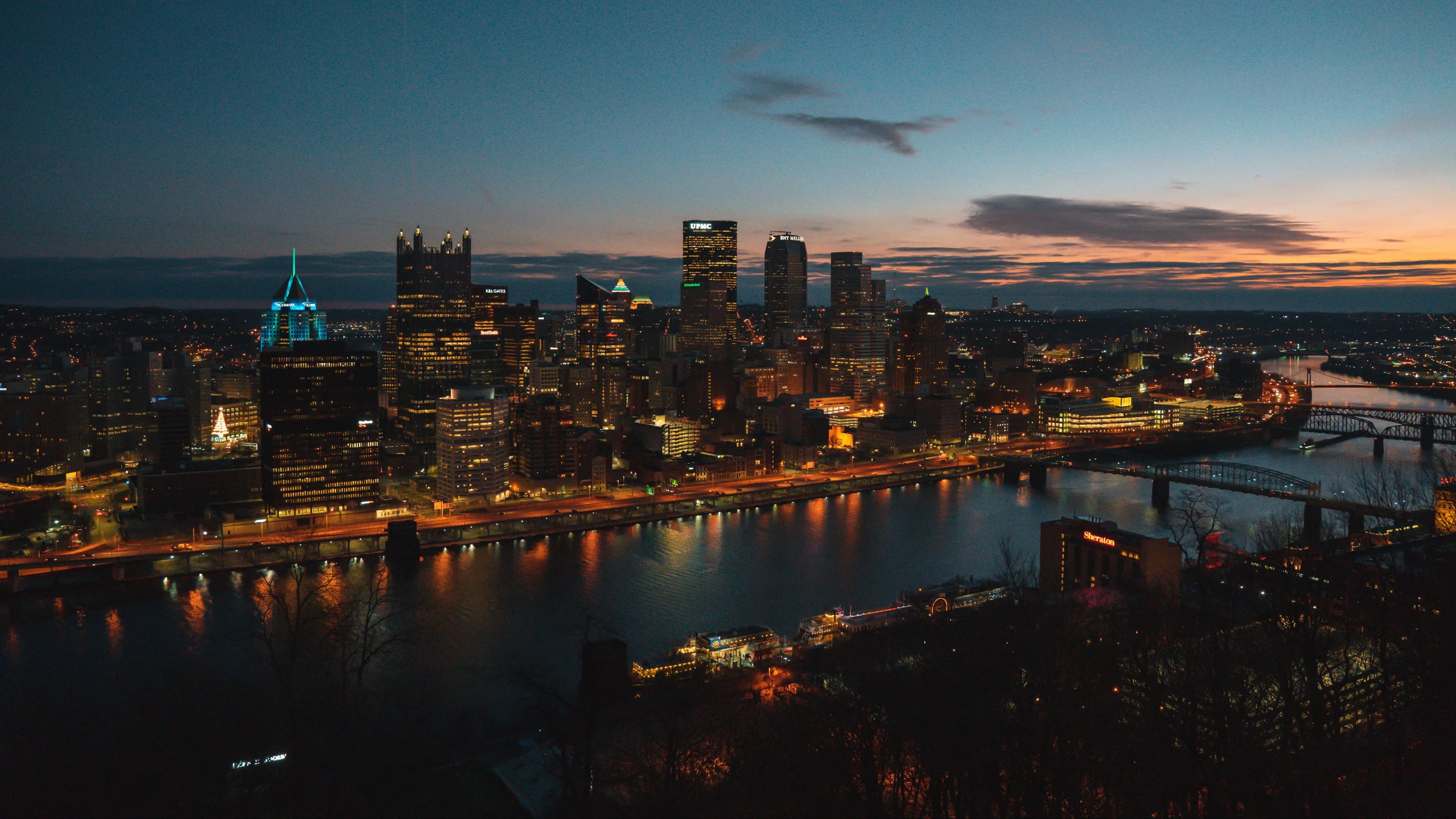 Download wallpaper 3840x2160 night city, aerial view, buildings, river, architecture, pittsburgh, usa 4k uhd 16:9 HD background