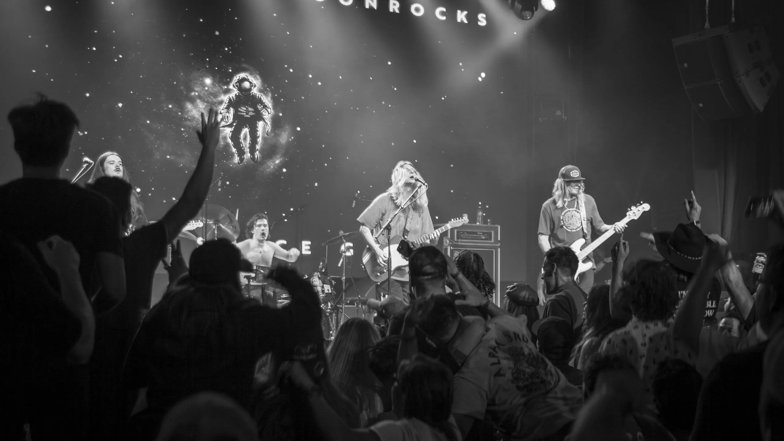 Dexter And The Moonrocks Deliver A Crowd Pleasing Show In Los Angeles
