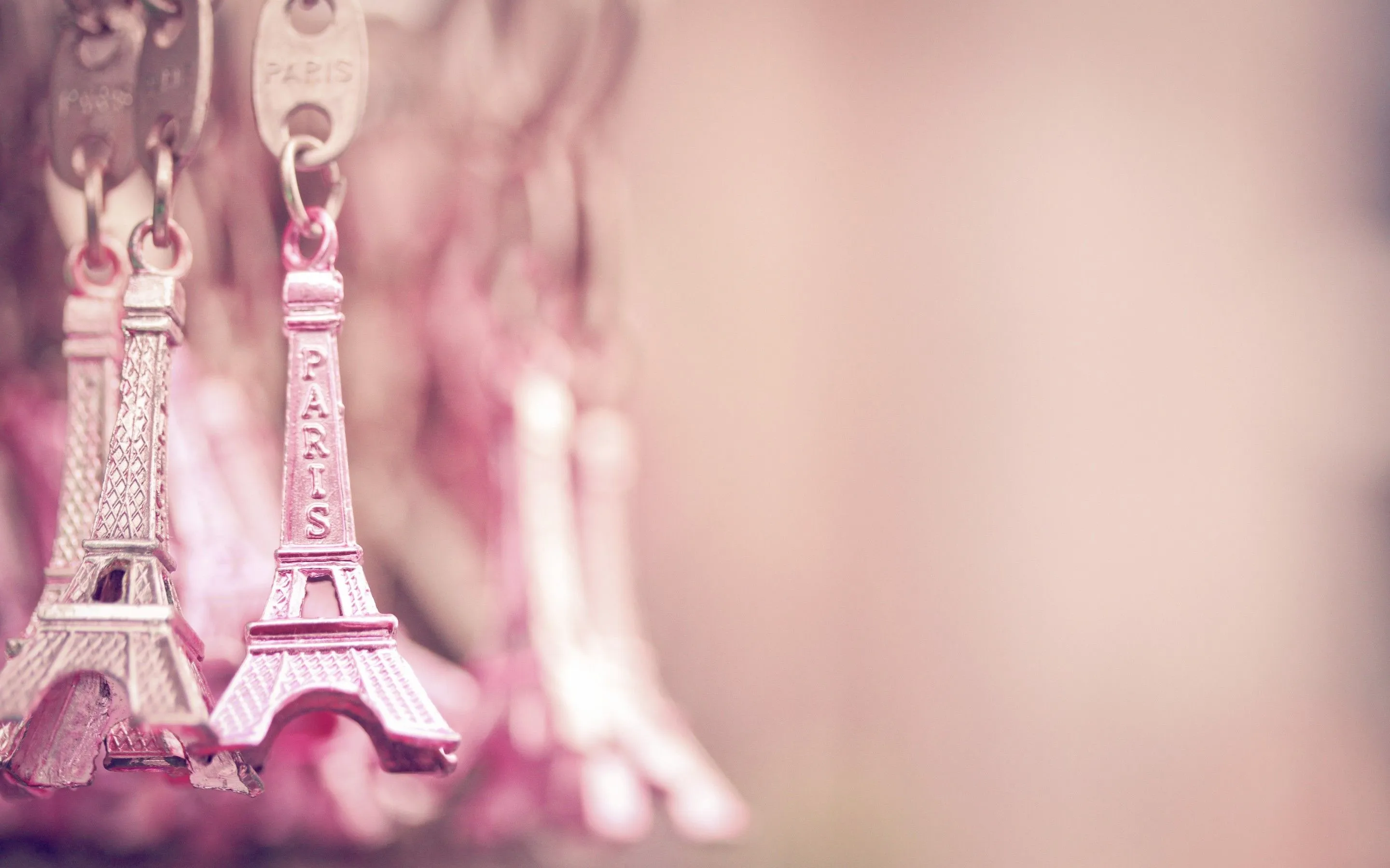 Artistic Parisian Charm: HD Photography Wallpaperx1800