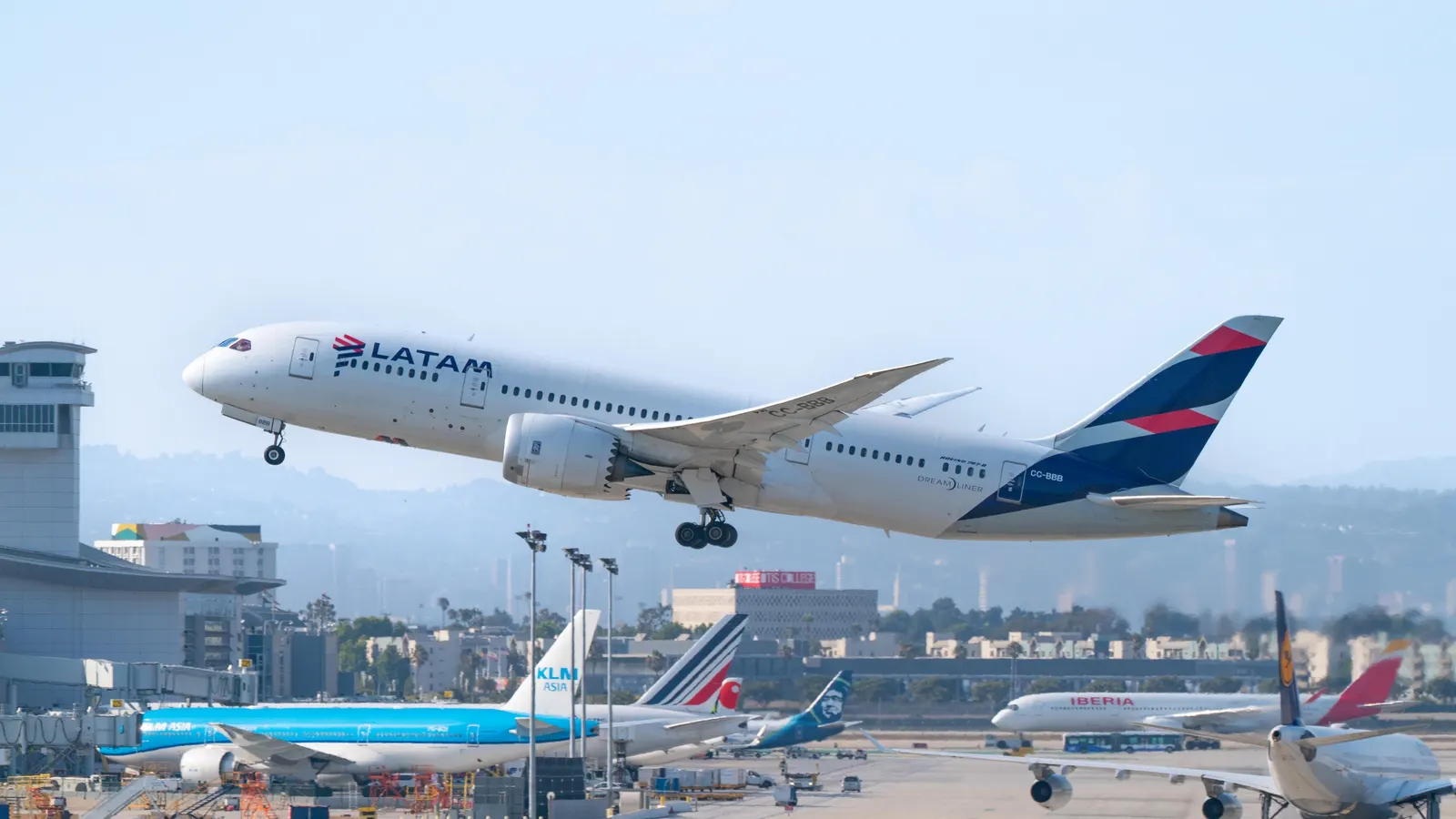 At Least 50 Injured On LATAM Airlines Boeing 787 After Technical Problem Causes Sudden Drop In Altitude