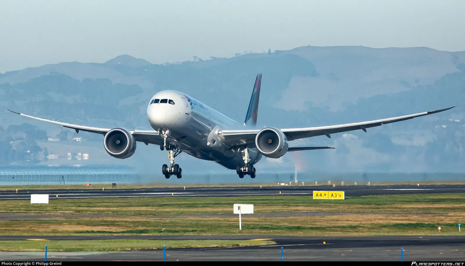 CC BGB LATAM Airlines Chile Boeing 787 9 Dreamliner Photo By Philipp Greiml