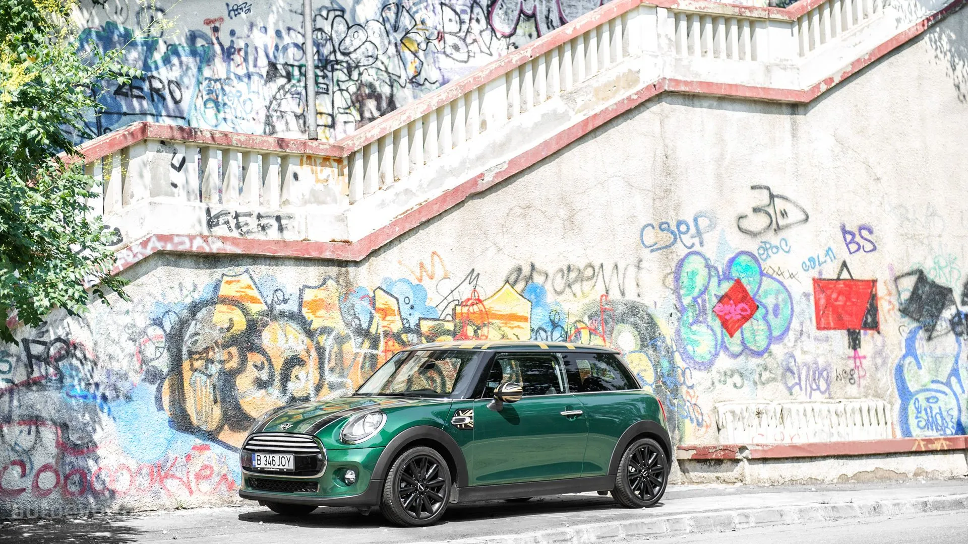 MINI Cooper HD Wallpaper: British Racing Green Goes Well with the Union Jack Flag