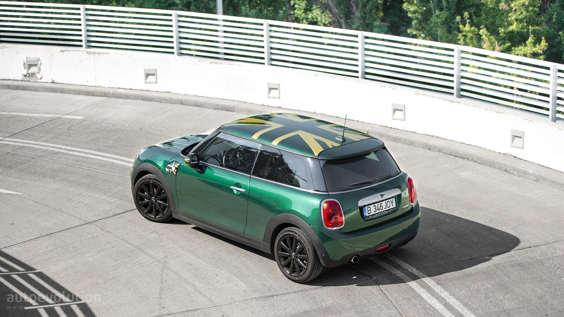 MINI Cooper HD Wallpaper: British Racing Green Goes Well with the Union Jack Flag