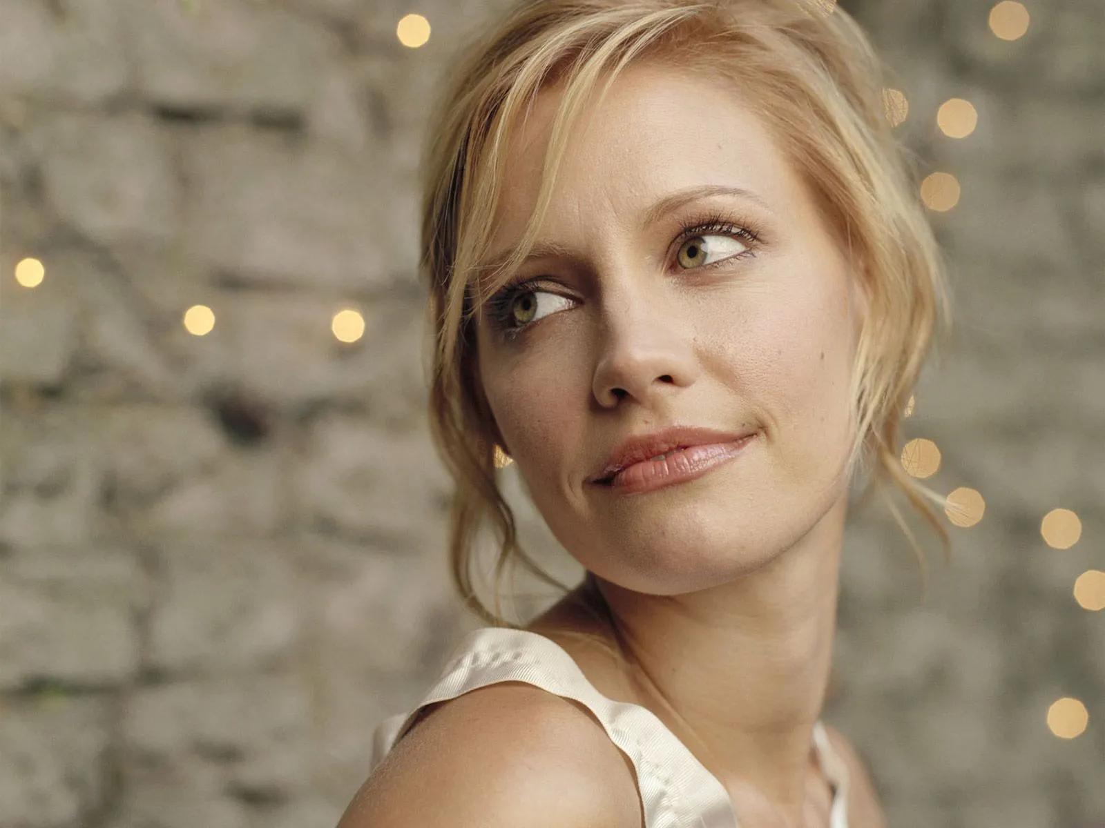 Husn Ke Nazare: Kadee Strickland Wallpaper