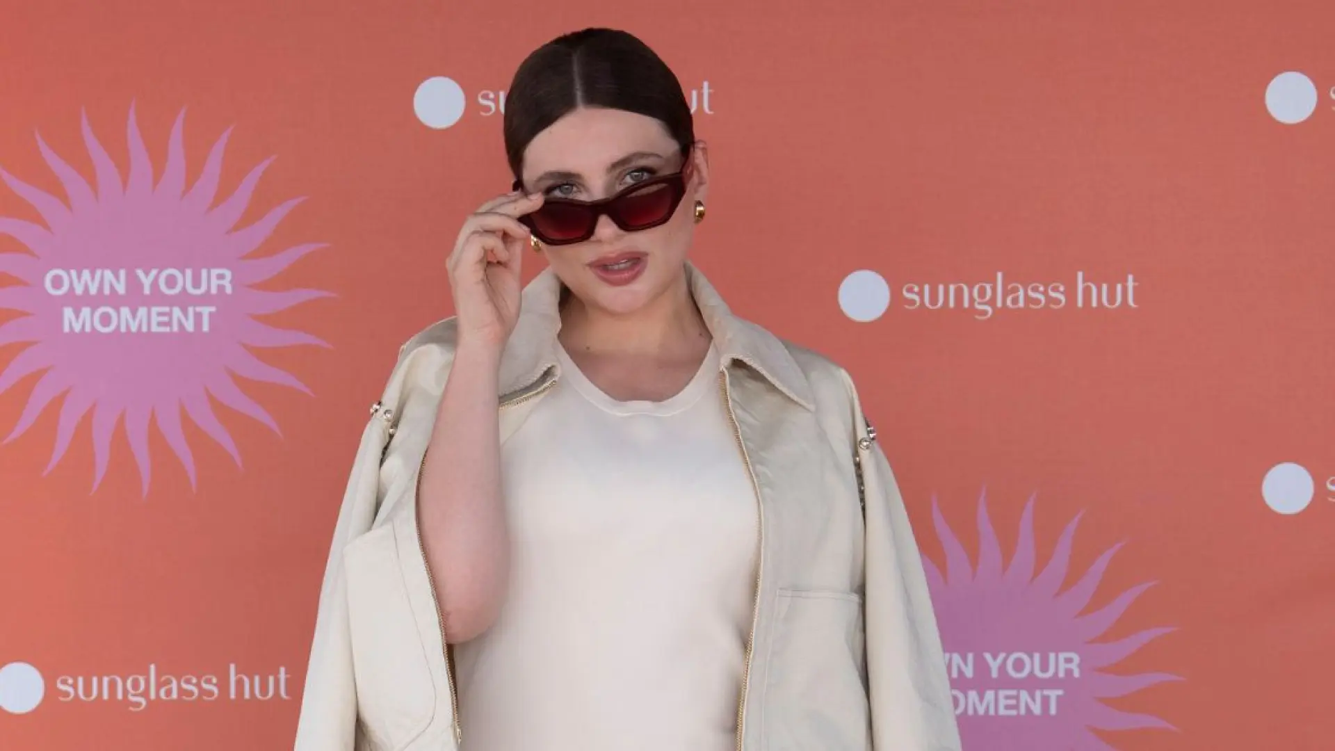 Miriam Giovanelli combina el vestido blanco de flecos más original del verano con las gafas que mejor sientan a chicas con cara redonda