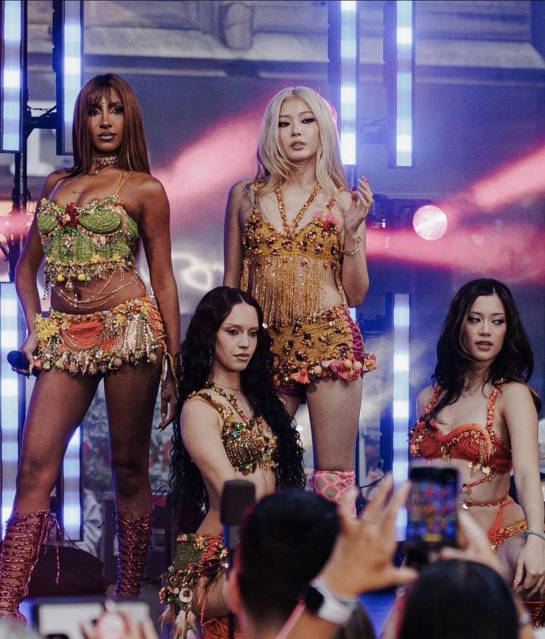 KATSEYE shake the heart of New York with the first reveal of the 'Hootie Frutti(Hootie Frutti)' stage - 스포츠경향