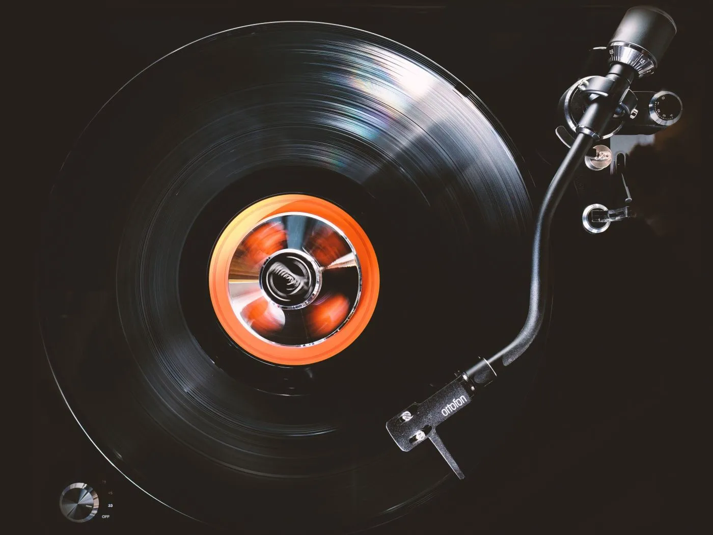 Old vinyl record on a turntable Desktop wallpaper 1400x1050