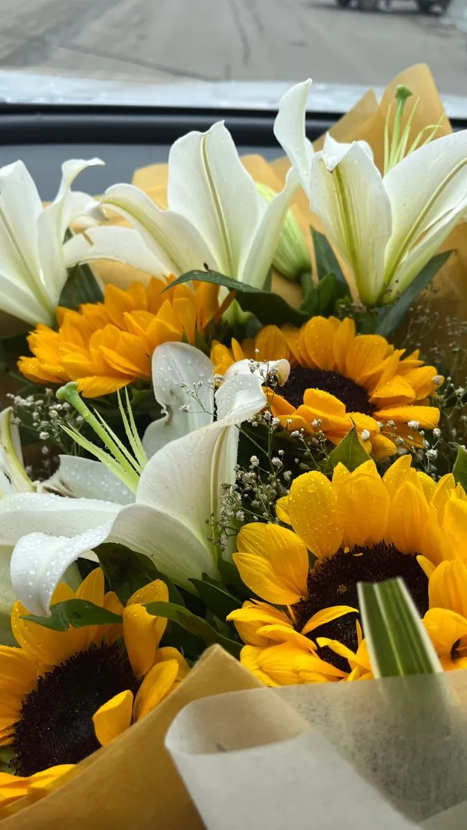 Sunflower and Lily Bouquet iPhone Wallpaper. Sunflowers and lilies, Sunflower aesthetic, Pretty flowers