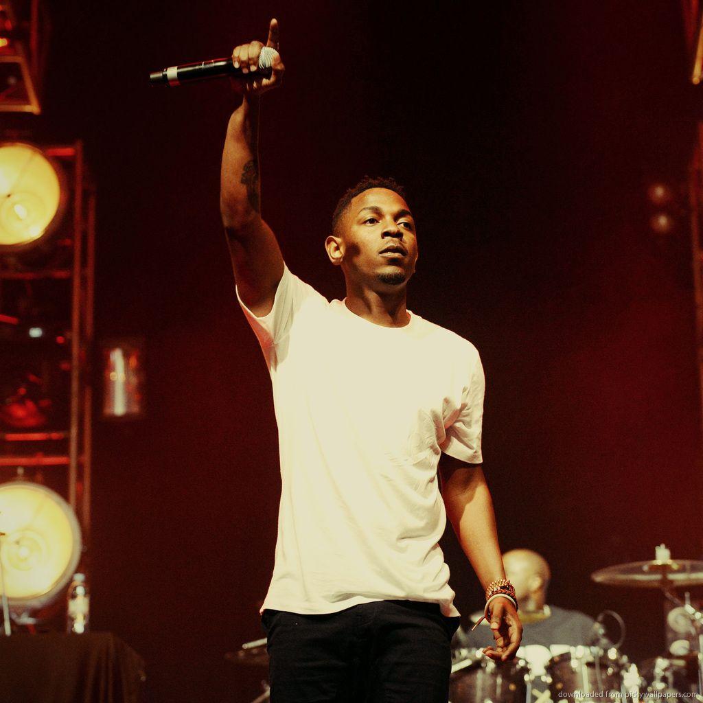 Download Kendrick Lamar With Mic Wallpaper For iPad 2