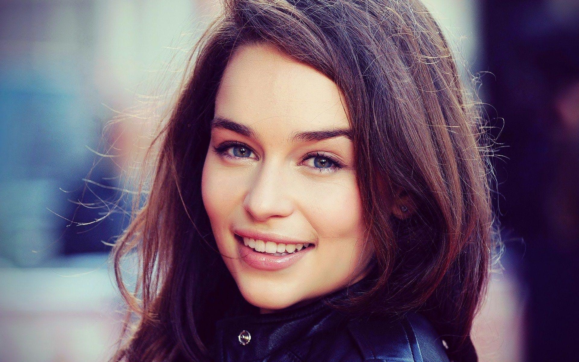 Emilia Clarke 4K Wallpaper 6470