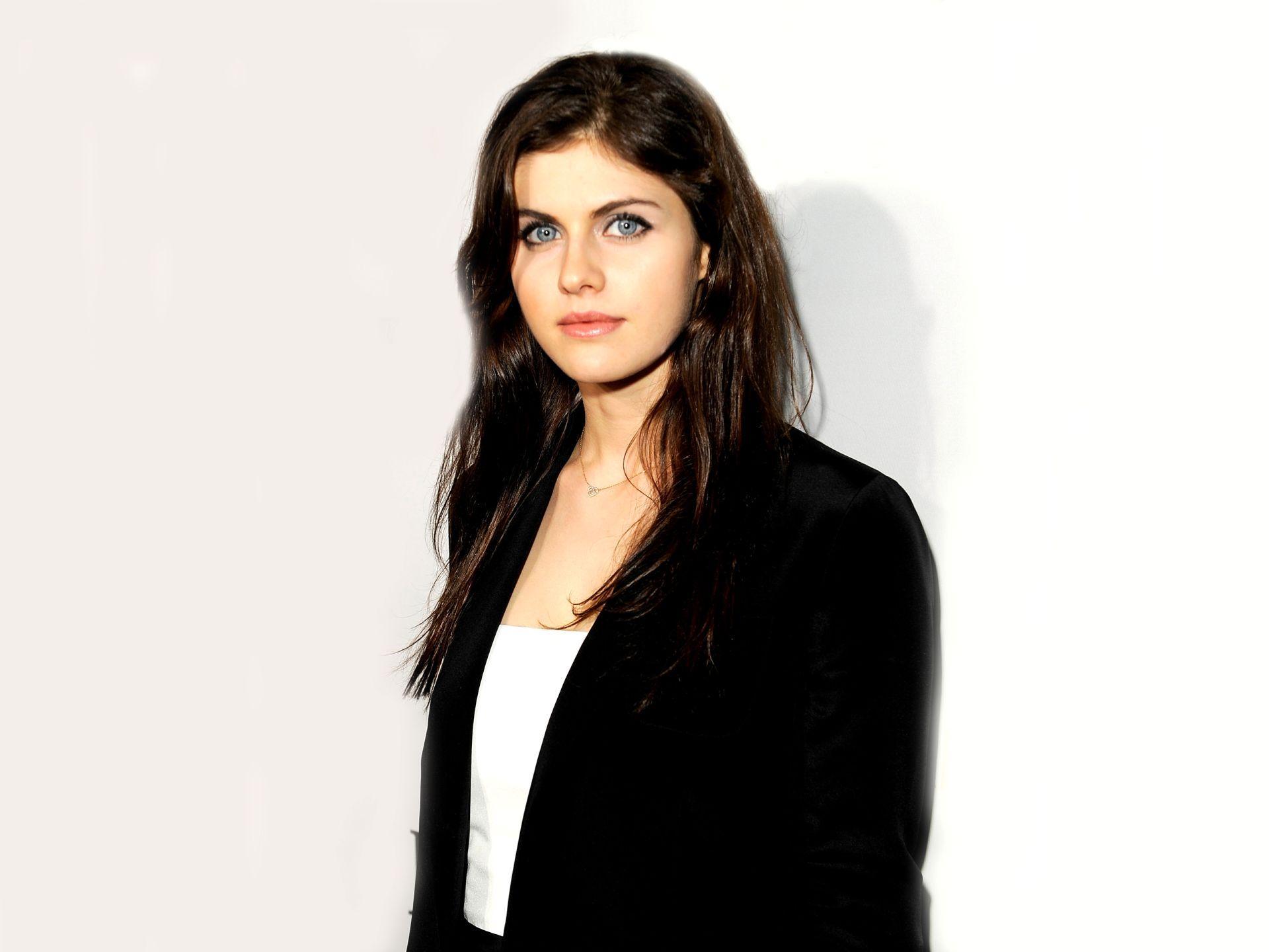 Alexandra Daddario Actress Wallpaper and Picture Gallery