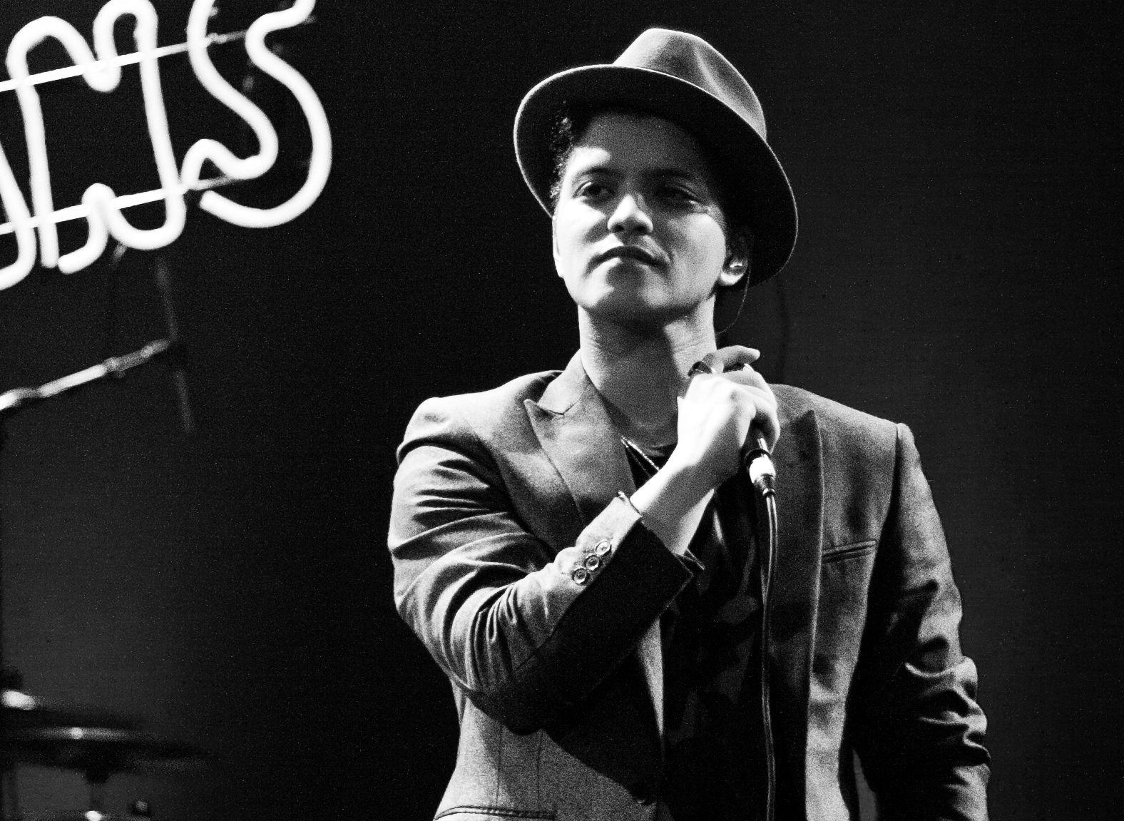 Bruno Mars on Tour HD Wallpaper