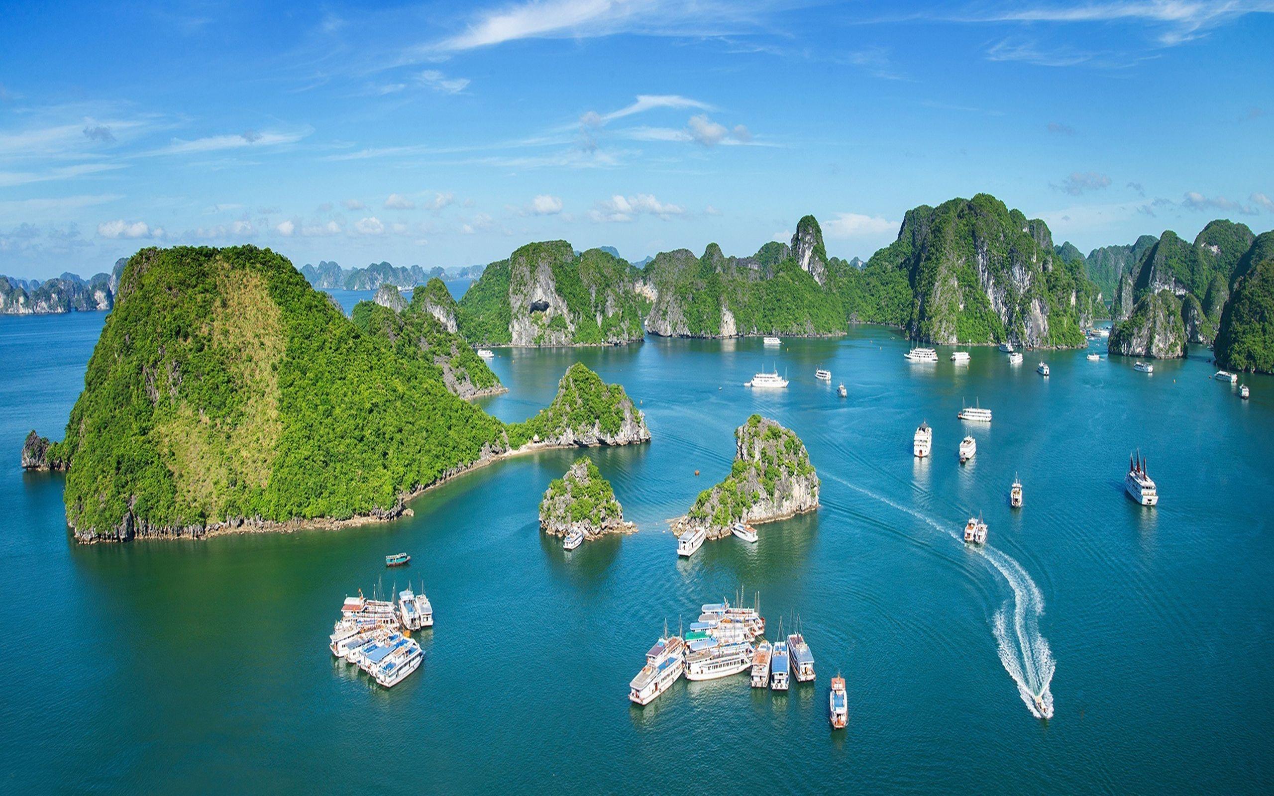 Boats in Halong Bay, Vietnam HD Wallpaper. Background Image