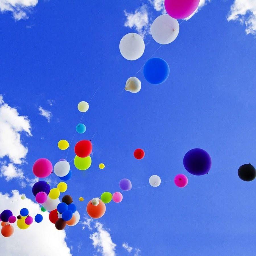 Яркие воздушные шары в небе